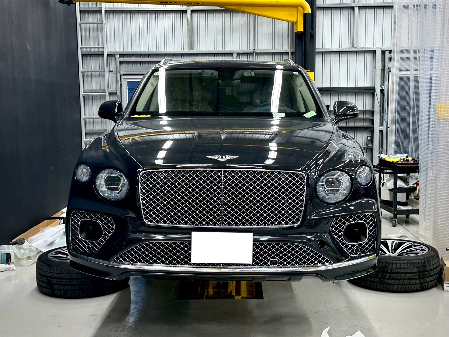 ベントレー 鈑金塗装（フロントバンパー・フェンダー傷修理）